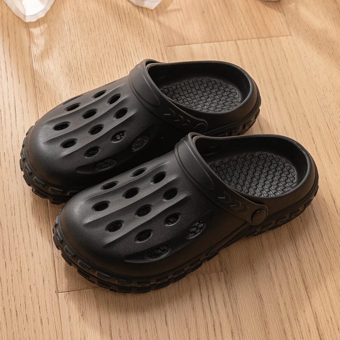 Women and Men's Hole Shoes Summer Non-Slip Outdoor Sandals Closed Toe Shit Feeling Beach Slippers Thick Bottom Soft Bottom